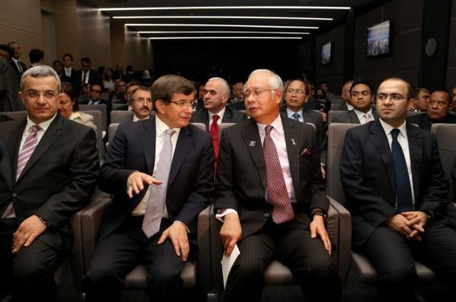 Yepyeni bir siyasi düşünce tarihi metni oluşturdu.Bu metin üzerinden verdi derslerini. Malezya tam istediği türden bir laboratuvardı onun için. Yerel kültürü tanımak için hiçbir fırsatı kaçırmıyordu. Yerel festivallere eşi ve kızlarıyla gidiyordu.