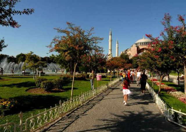 Fatih'ten Sultanahmet'e  yürümekten büyük bir haz alıyordu.Geçtiği sokaklardaki tarihle büyülenerek atıyordu adımlarını.Kütüphaneleri,camileri,hamamları,Osmanlı dönemi yapılarını gördükçe kimliğinin köklerine dönüyordu.Soru işaretleriyle doluydu kafası.