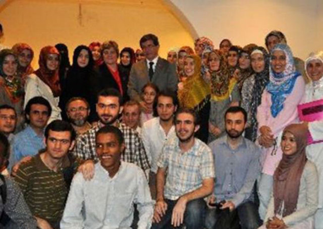 Daha sonra aralarına Yusuf Ziya Özcan da katılacaktı bu akademisyenlerin. Davutoğlu, bir hafta kadar sonra girdi ilk derse. Bir baktı, sınıf küçük bir Birleşmiş Milletler gibi. Sınıfın neredeyse yarısı Müslüman Malaylardan oluşuyordu.