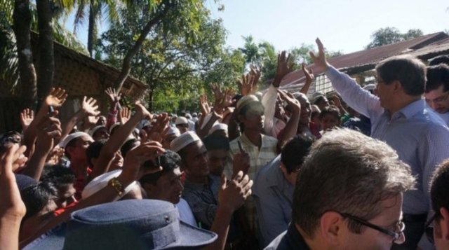 Aristo, Roma, Hıristiyanlık, Reform, Rönesans, Modern ideolojiler diye gidiyordu. İçinde Malaylar, Çinliler yoktu. Bunu yapamazdı. Oturdu, Konfiçyus'tan Taoizme, Hint ve tabii İslam kültürüne çalıştı.Onların yanına Osmanlı düşünürü Kınalızade'yi de ekledi