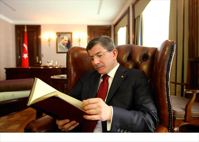 Liseden sonra sosyal bilimler okumaya karar vermesi tarihle yüzleşmede vardığı noktadan kaynaklanıyordu.Bilim adamı olmayı kafasına koymuştu. Hayat planının ilk adımı Boğaziçi Üniversitesi olacaktı.Fen bölümü okudu ama sosyal bilimler okumaya kararlıydı.