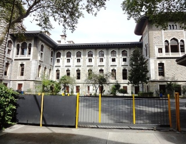 İkili bir kültürel yapısı vardı İstanbul Erkek Lisesi'nin. Cumhuriyetin ilk kuşağından Türk öğretmenlerden ders alıyor güçlü bir tarih bilinci ile donanıyorlardı öğrenciler. Alman öğretmenlerden Batı kültürünü Alman kültürünü ve edebiyatını öğreniyorlardı