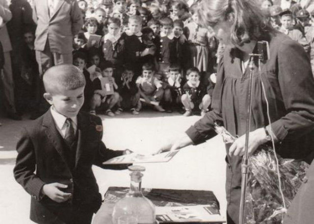 . Mehmet bey, ilk eşinin ölümünün üzerinden bir yıl bile geçmeden ailesini alıp İstanbul'a göçmüş, Fatih'e yerleşmişlerdi. Ahmet de orada büyümüş, ilk dört yılı Hacı Süleyman Bey İlkokulu'nda okumuştu.  Bahçelievler'e taşınınca ilkokulu orada bitirmişti.