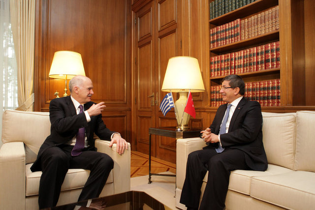 Sınıf arkadaşları arasında Adnan Büyükdeniz,Ethem Eldem ve Nuray Mert de vardı.Bu yıllarda konserlere toplantılara,öğrenci etkinliklerine fazla zaman ayırmadı Futbol ve güreş dışında bir sporla ilgilenmedi.12 Eylül dönemiydi,öğrenci hareketleri durulmuştu