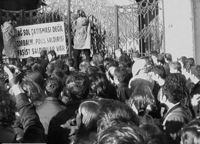 Yatılı okula 12 yaşında girdiği ilk günlerden itibaren klasikler ile yüzyüze gelmişti.Diğer öğrenciler gibi o da hemen Kafka'yı,Goethe'yi okumaya başlamıştı.Berthold Brecht'in eserlerini tanımıştı.Kitaplarda yeni bir dünya bulmuştu.