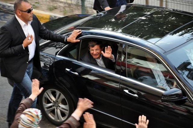 Bunun üzerine tanışmışlardı. Aralarındaki dostluk,1990'lı yıllarda Gül'ün,Suudi Arabistan'dan dönüşünden sonra oluştu.Daha sık görüşür oldular.Tayyip Erdoğan ile de belediye başkanlığı öncesinde tanıştı.