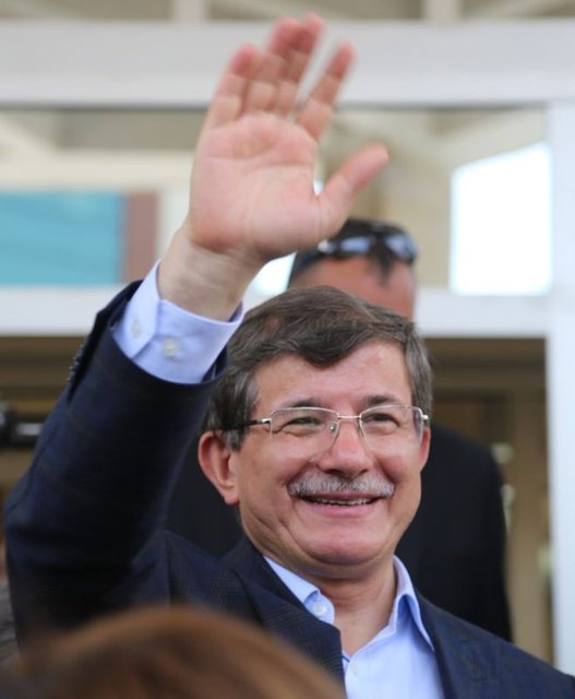 Milli Türk Talebe Birliği gibi İslamcı gençlerin örgütlendikleri yapılanmaların da dışında kaldı.Zaman zaman konferanslara gecelere gitse kültür kulüplerine katılsa bile daha çok kendi çizgisinde yol alan bir gençti.Eğlenmeye, gezmeye pek zaman ayırmazdı.