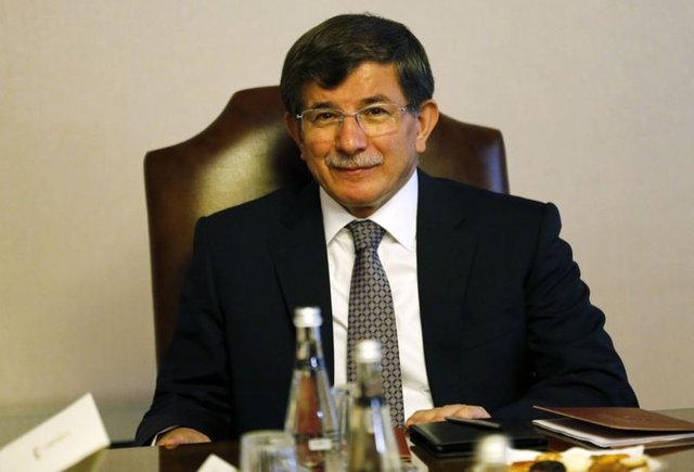 Kitaplara gömülmüş,Batı ve Doğu kültürü arasında bir sentez bulmaya çalışan tipik bir akademisyen adayıydı. İşte Ahmet Davutoğlu'nun Konya'da,Toroslar'ın zirvesindeki Taşkent kasabasında başlayıp önce gizli,sonra resmi Dışişleri Bakanlığı'na uzanan hayatı