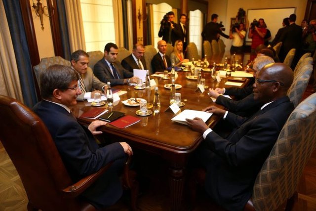 Görüşmelerin en özel anlarına bile katılıyordu. ABD, Avrupa ülkeleri bile büyükelçilikler, Dışişleri yerine çoğu zaman onun telefonu, maili üzerinden Türkiye ile temaslar yürütüyordu. Gelen mesajları sonradan Dışişleri'ne aktarıp kayda geçiriyordu