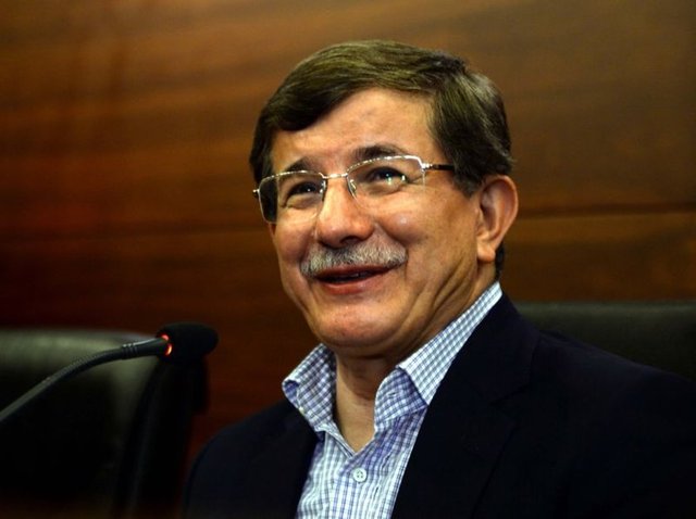 Türkiye Cumhuriyeti'nin yeni Başbakan'ı olan Prof. Dr. Ahmet Davutoğlu (55), beş yıldır Dışişleri Bakanlığı yapıyor. Dışişleri ve diplomasinin gerektirdiği yoğun tempoyla yaşıyor. Yakın çevresi ona'Hoca' diyor.