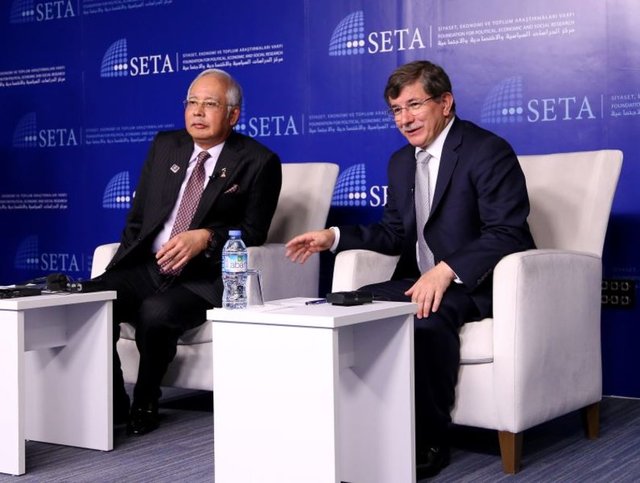 Kalanı da Çinli, Hint, Asyalı, Afrikalı öğrencilerden oluşuyordu. Her biri ayrı kültür havzasındandı. Fakat elindeki Sabine'in artık klasikleşen "Siyasi Düşünceler tarihi" kitabında onlar yoktu. Elindeki kitap Eflatun ile başlıyordu.