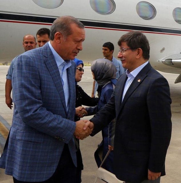 O da daveti yinelemişti. Davutoğlu, o dönemde "gölge Dışişleri bakanı" gibi dış temaslarda etkili olmaya başladı.AB ile temaslardan,Kıbrıs müzakerelerine, Irak savaşına kadar hemen her alanda rol aldı.Göreve gelirken iki üç yıl sonra ayrılmayı planlıyordu