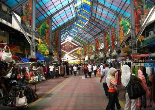 1989 Kasım'ında iki teklif birden aldı.Teklifin biri Amerika'dan geliyordu diğeri Malezya'dan.Amerika'ya gitmek cazip gelmiyordu. Batı kültürünü yeterince tanıdığına inanıyordu. Malezya üzerinde duruyordu. Eksik kalan halkayı orada tamamlayabilirdi.