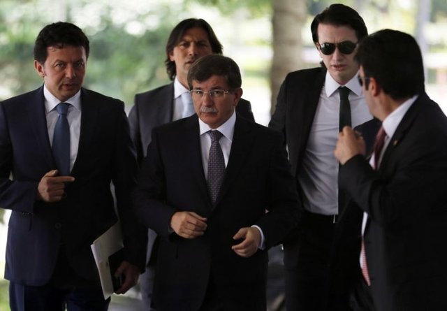 Yazın da bir ay kadar İngiltere'ye giderek pekiştirdi İngilizcesini. Mutlu olamadı İktisat bölümde. İlaveten bir de Siyaset Bilimi bölümüne girdi. Boğaziçi'nde iki bölümde okuma uygulaması yeni başlamıştı. İktisat bölümünü 1982'de bitirdi.