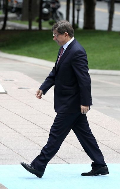 İlginç ama ayrı bir ekibi hiç olmadı Davutoğlu'nun. Başbakanlıkta, yardımcısı ve eski öğrencisi Ali Sarıkaya, bir sekreteri ve şoförü vardı sadece. Cumhurbaşkanlığı-Başbakanlık-Dışişleri Bakanlığı üçlüsü ile koordinasyon halinde çalıştı hep.