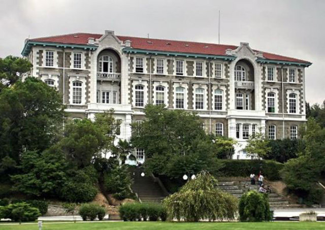 İstanbul Bahçelievler'de 40 yıl aynı evde oturdu. Siyasete atılıp bakan olunca o eve artık uğramaz oldu. İstanbul Erkek Lisesi ve Boğaziçi Üniversitesi'nde, aktivitelere katılan sosyal bir genç değildi.