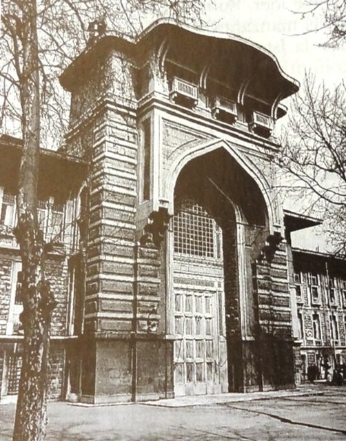 1970'ler, Türkiye'de çalkantılı yıllardı. Gençlik, daha çok sol siyasi hareketlerin etkisi altındaydı. İstanbul Erkek Lisesinde de rüzgarlar soldan esiyordu. Ahmet Davutoğlu da bu havanın dışında kalmadı. Marksist literatürün temel eserlerini de okudu.