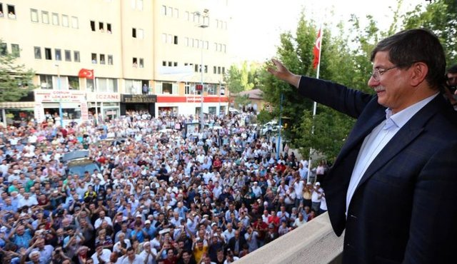 Devlet Bakanlığı sırası ihtiyaç duyduğunda Gül'e yardımcı oldu. Danışmanlığı, Gül'ün 2002 sonrasında başbakan olarak hükümet kurmasıyla resmileşti. Davutoğlu, Başbakanlık Başdanışmanı olarak göreve başladı.