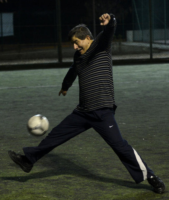 Bazen futbol oynardı Mustafa Çam, Murat Ülker, Aydın Babuna ve Engin Işıksal'ın da aralarında bulunduğu sınıf arkadaşlarıyla. İyi bir oyuncuydu. Alman kültürüyle iç içe olan İstanbul Erkek Lisesi öğrencilerinin çoğunun hayalleri Almanya'ya gitmekti.