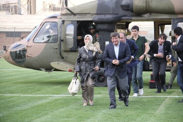 Kızlarını da alıp 1990'ın ilk aylarında yola çıktılar. Kuala Lumpur'da, Çin mahallesinde bir ev tutup yerleştiler. İslam Konferansı Örgütü'nün kurduğu Uluslararası İslam Üniversitesi'nde Türkiye'den 15 kadar öğretim üyesi vardı.