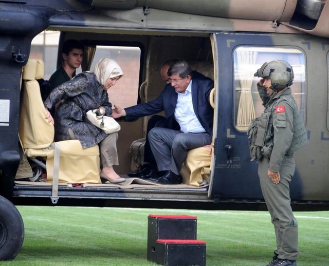 Sare hanım da onu memnun etmişti seçimleriyle. 1986'da doğan ilk kızlarına Sefure, 1988'de doğan ikinci kızlarına Memnune adını vermişti. Davutoğlu'nun her iki annesine de değer veriyordu. Sare hanım, eşinin Malezya'ya gitme kararını da destekledi.