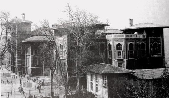 İki cepheli bir yüzleşmeydi yaşadığı. Batı kültürünün temel eserlerini okumakla kalmıyor, Türk öğretmenlerinin teşvikiyle Türk edebiyatını hatmediyordu. Ahmet Hamdi'den Fuzuli'ye, Farabi'den Ahmet Cevdet'e kadar eserleriyle tanışmadığı isim kalmamıştı.