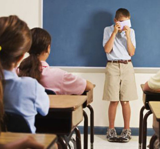 Panik atak hastasının en önemli sıkıntılarından biri de hastalığını etrafındaki yakınlarına anlatamaması ve kendisini ifade etmekte zorlanmasıdır. Zira insanlar onun fiziksel bir rahatsızlığının olmadığını görerek, onun yoğun olumsuz ruhsal tablosunu hiç