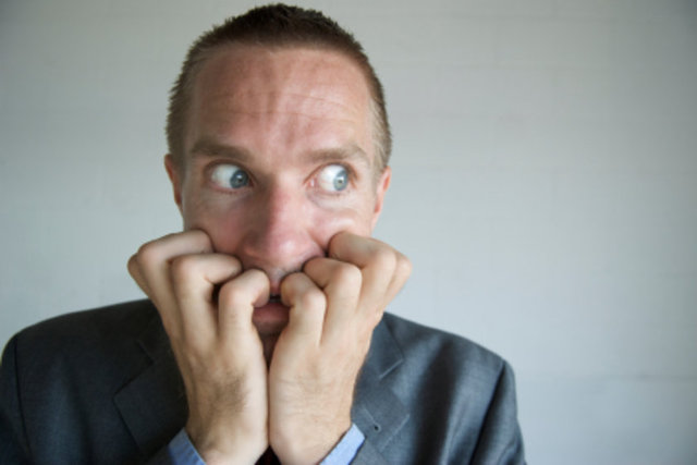 Hemen her antidepresanın ya da anksiyete gidericinin yan etkilerini bilir. İlaçların etkilerinden ziyade yan etkileri ilgi alanlarına girer ve bu yüzden dolayı da ilaçlara pek güvenmezler ve kullanmakta istemezler