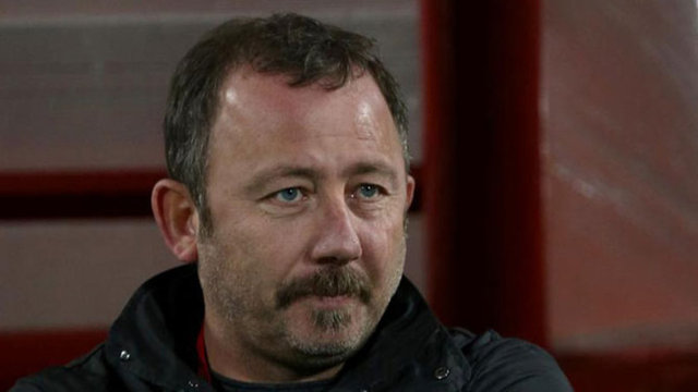 Muhabir: Bülent Korkmaz da 33 yaşında ama hala ekstra çalışıyor bu durum seni rahatsız etmiyor mu? Sergen: Bülent yeteneksiz; antrenman yapmazsa oynayamaz, ben yetenekliyim o yüzden antrenman yapmama gerek yok.