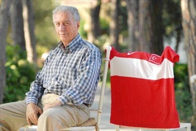 Cantona golü attığında ilk sarıldığı kişi kendisine ortayı yapan Sergen olmalıydı; ara sıra Maldini'den savunmaya yardım etmediği için fırça yemeli ama yine de Capello'nun kadroyu yazdığı ilk isim olmalıydı.."