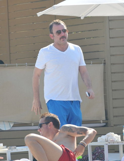 Yönetici: Sergen sen Salı, Çarşamba, Perşembe günleri bir yerlerdeymişsin diye bir haber aldık doğru mu bu? Sergen: Doğru ama eksik. Yönetici: Nasıl yani? Sergen: Cuma da oradaydım.