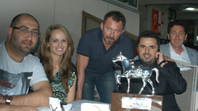 Muhabir: Sergen, Tigana senin için 4 kilo versin Real Madrid'e transfer edeyim demiş, ne diyorsun?  Sergen: 4 kilo versem jokey olurum diyorum.