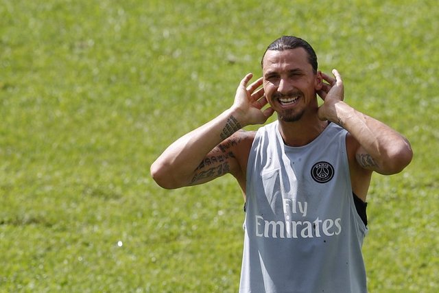 "Menajerim yok! Menajerler sadece kötü futbolculara takım bulmak için vardır. Büyük kulüpler direkt olarak bana gelebilir."