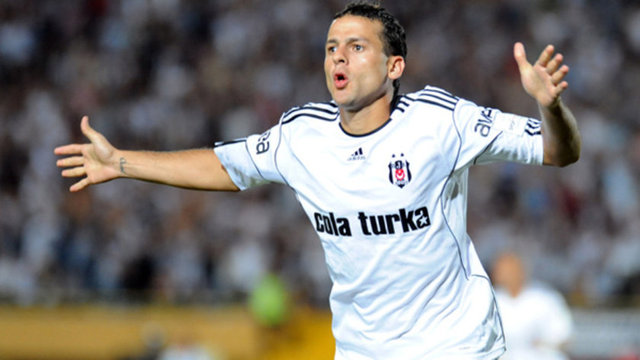 Muhabir: Sergen, yeni transferler için neler söyleyeceksin? Sergen: Gökhan genç çocuk, önünde daha çok yıllar var. Bobo…Bobo'nun da adı güzel.