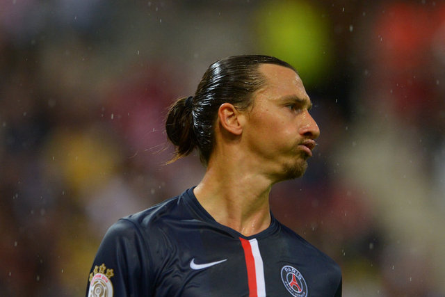 "Soyunma odasında Guardiola'nın bana sanki istenmeyen çocukmuşum gibi bakmasına uyuz oluyordum. Saçma bir ortamdı. Bir süre sonra gene o filozofik saçmalamalarına başlardı. İleri derece salakça konuşuyordu. Yok kanmış, yok gözyaşıymış, termiş."