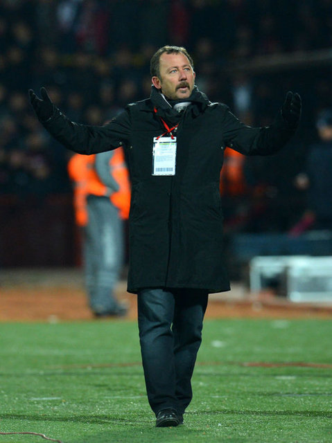 Sergen'in gol attığı bir maç sonrası... Muhabir: Sergen hiç bir golünü kız arkadaşına hediye ettiğin oldu mu? Sergen: Aynı golü iki kıza hediye ettiğim bile oldu.