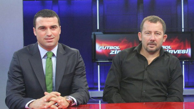 Hakan Ünsal, Sergen Yalçın'ın yanında oturmaktadır. Sergen: Sol bek futbolda hiç önemli mevki değil.