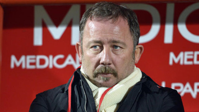 Sergen Yalçın, profesyonel futbolcuların disiplinsiz hareketleri üzerine bir örnek verir;  Sergen: Mesela beni zamanında Bayern München istemişti. Adamlar bir araştırdı…Almadılar.