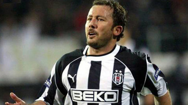 Beşiktaş frikik kazanır, topun başına Ahmet Dursun ve Sergen gelir… Ahmet: Ne yapacağız abi? Sergen: Ne yapacağızı mı var Ahmet, sen çekileceksin ben vurucam.