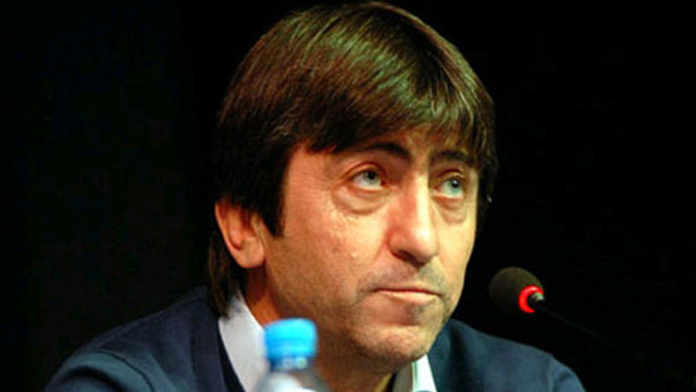 Rıdvan Dilmen: Sergen şu halinle çıksan Koller'in ayağından top alır mısın?  Sergen: Alırım tabi sen de alırsın. Koller'e ver topu, aç önünü de yine de 20 metre süremez.