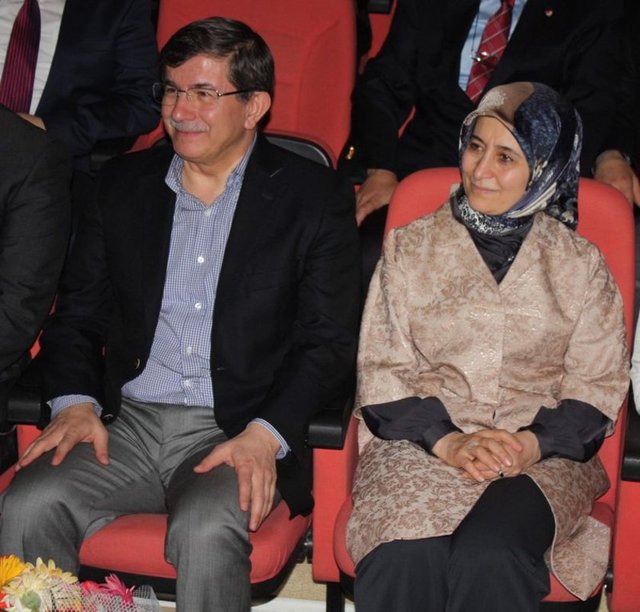 "Bir kez öfkeli gördüm."  - Evliği boyunca eşi Ahmet Davutoğlu'nu bir kez öfkeli gördüğünü söyleyen Sare Davutoğlu "O da İsrail'in Mavi Marmara saldırısından sonra BM'de konuşma yaparken" dedi.