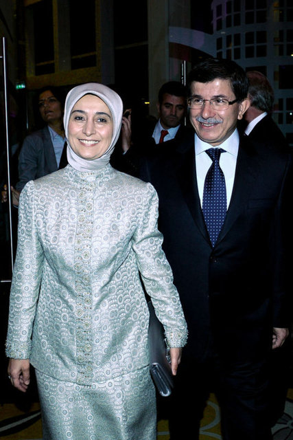 Gözler AK Parti Genel Başkanlığı'na seçilen ve başbakanlık koltuğuna oturaracak olan Ahmet Davutoğlu ve eşi Sare Davutoğlu'nda.