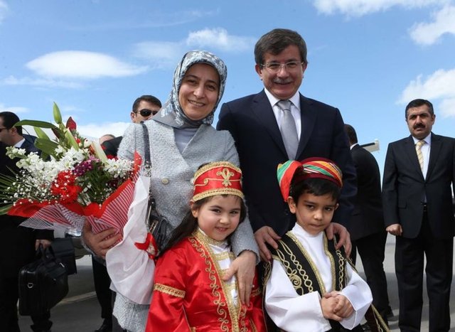 ı. Başbakan Erdoğan'ın kızı Esra Albayrak'ın da doktoru olan Sare Davutoğlu halen İstanbul'da özel muayenehanesinde doktorluk hizmeti vermeye devam ediyor.