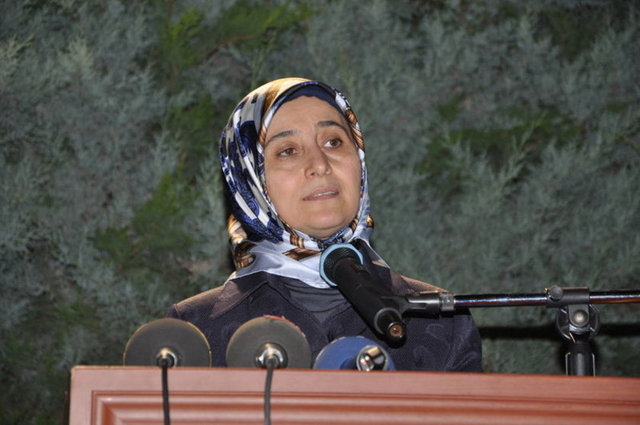 Ahmet Bey nasıl benim seçimlerimin getirdiği zorluklara katlandıysa ve katlanıyorsa ben de onun seçimlerinin getirdiği zorluklara katlanıyorum.