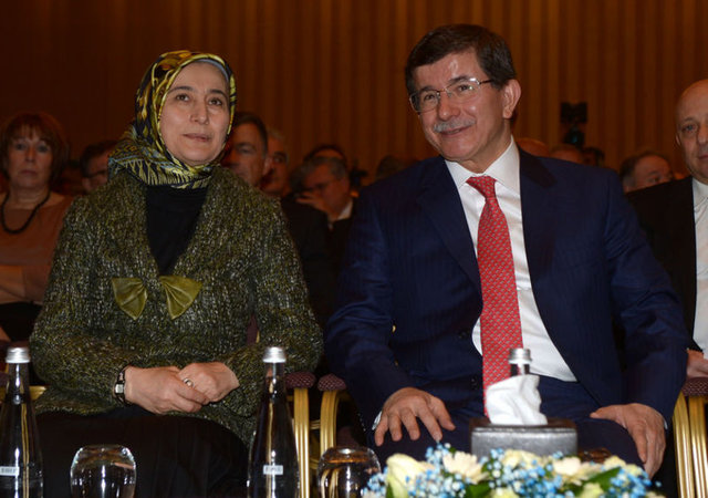 Ahmet Bey'in evde yapmaktan hoşlandığı tek iş kitap kolisi açıp onları yerleştirmektir. Müthiş bir zevk alır ve yıllar sonra bile o kitabının yerini değiştirdiğimizde fark eder.