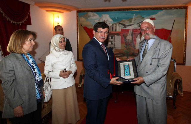 'Benim çocukların yerlerini değiştirmişsiniz' der. Bir tek peynirli yumurta yapar ama onu da çok iyi yapar.