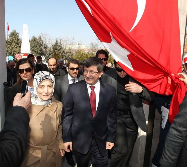 Evin bakanı Sare Hanım, Benim bakılanıyım! - Ahmet Davutoğlu ise eşi Sare Hanım'dan şu sözlerle bahsediyor: - "Evin her türlü bakanı Sare Hanım'dır. Ben evin sadece bakılanıyım."