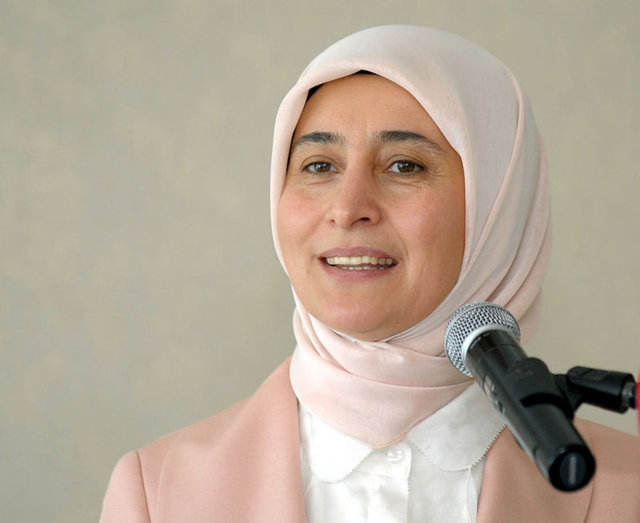 Sare Davutoğlu aynı zamanda Başbakan Erdoğan'nı kızkardeşi Vesile İlden'in de yakın dostu. - Davutoğlu'nun Sefure, Meymune, Hacer Bike ve Mehmet adında dört çocuğu var.