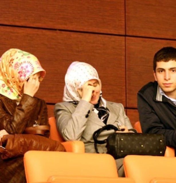 Sare Davutoğlu 2009 yılında eşi TBMM'de yemin ederken ilk kez kameralar tarafından görüntülenmiş, durumdan rahatsız olmuş ve yüzünü kapatmıştı.