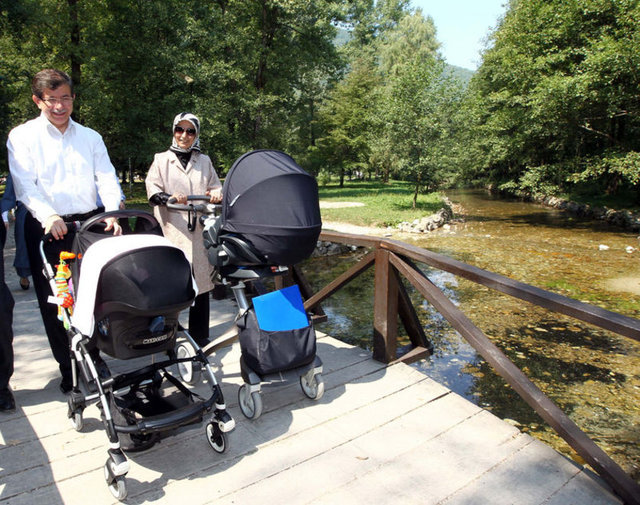 "Ahmet Bey'i tanıyan herkes çok sever. Kimsede durmayan çocuklar bile onda durur. Öyle pozitif bir enerjisi vardır, sağ olsun.